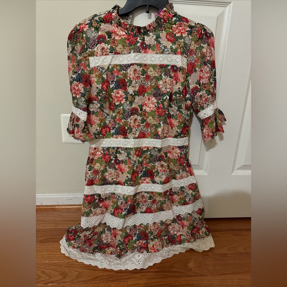 Hope and Ivy size US 6 dress, mini tea dress floral with lace design